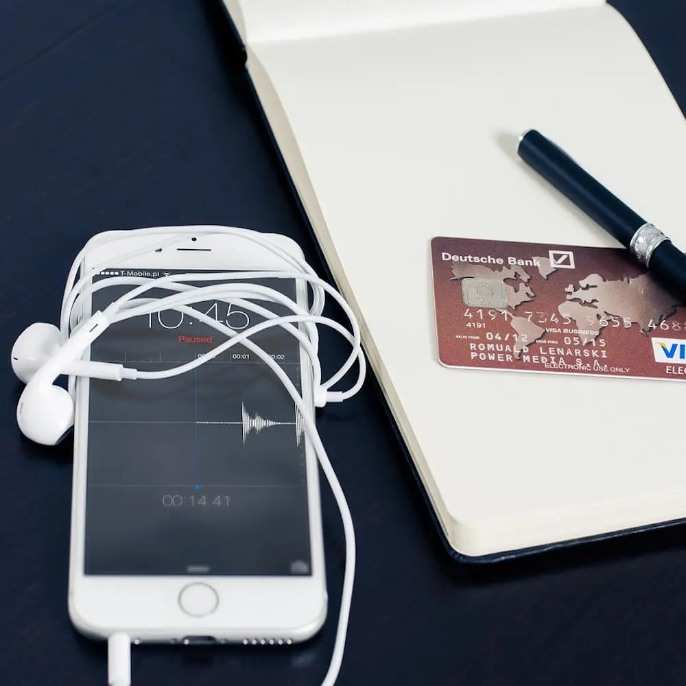 अपने फ़ोन पर क्रेडिट कार्ड की जानकारी कैसे संग्रहीत करें