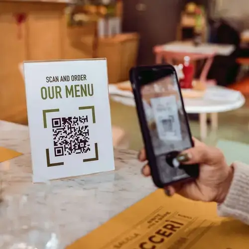 Gids voor restauranteigenaren over het maken en integreren van QR-codemenu's